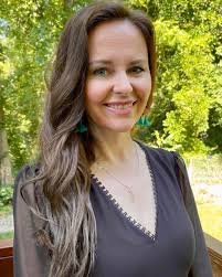 𝙅𝙖𝙣𝙖 𝙊𝙡𝙚𝙘𝙠𝙖, 𝙋𝙖𝙩𝙞𝙚𝙣𝙩 𝘾𝙖𝙧𝙚 𝘾𝙤𝙤𝙧𝙙𝙞𝙣𝙖𝙩𝙤𝙧 Meet  Jana Olecka! Jana has been working along side Dr. Lyle as his Patient Care  Coordinator since January, 2022. When you visit our office she will greet