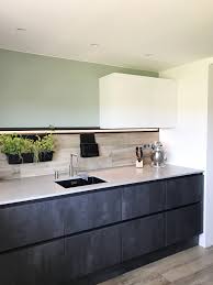 projecten deze donkere beton kleurige keuken van schuller is mooi aangekleed met het cube systeem van schuller next125 keukens donkere keuken keuken