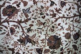 Motif ragam hias geometris berkembang dari bentuk titik, garis, atau bidang yang berulang dari pola yang sederhana bahkan sampai dengan pola yang rumit. Motif Ragam Hias Flora Fauna Geometris Figuratif Lengkap