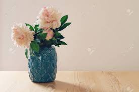 I fiori sono grandi, bianchi o giallo pallido, spesso molto profumati, solitari (terminali) o riuniti in infiorescenze, a fioritura estiva. Immagini Stock Blu Stile Marocchino Vaso Di Grandi Fiori Bianchi E Rosa In Tonalita Pastello Image 37682818