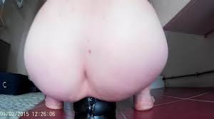 Estirando mi culo con la oruga