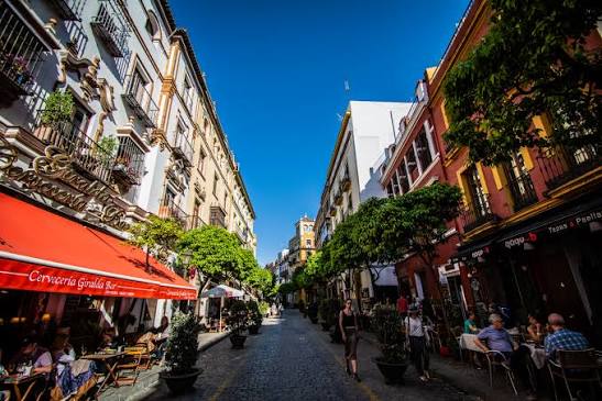 Calle Mateos Gago: Tapeo a los Pies de la Giralda