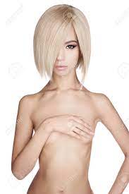 Retrato De Estudio De Moda De Mujer Asiática Elegante Desnuda Con Cabello  Corto Rubio. Moda Y Belleza. Maquillaje Brillante. Corte De Pelo De Moda  Fotos, retratos, imágenes y fotografía de archivo libres