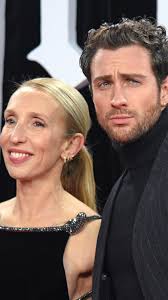 Aaron Taylor -Johnson ha acudido muy bien acompañado a las premieres de  'Kraven the Hunter' y 'Nosferatu': el intérprete ha posado junto a su  mujer, Sam Taylor-Johnson, directora de cine británica con