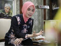 Atikoh bercerita, ia dan ganjar pranowo, adalah mahasiswa universitas gajah mada (ugm) yogyakarta. Curhat Istri Cantik Ganjar Pranowo Saya Mewakafkan Suami Untuk Masyarakat