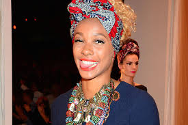 AEDT mischt sich unter die Fashionistas, trifft bei den Modenschauen von ...