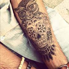 Geknotete mandala eule schwarzweiss runde wanduhr zazzle de from rlv.zcache.de. Erstaunliches Graues Tattoo Von Eule Mit Totenkopf In Tusche Am Unterarm Fur Jungs Tattooimages Biz