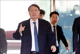 그의 아버지 윤기중은 충청남도 공주 출신이며, 연세대학교와 일본 히토쓰바시 대학 대학원을 졸업하고 연세대학교 통계학과 교수로 활동하다가 정년 퇴직했다. 8aeyyofadsozym