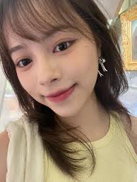 新買了口紅然後在街上自拍檢查一下顏色怎麼樣發現已經是這半個月來手機裡唯一的自己的照片有點想念年輕時那個整天在自拍拍拍拍的我