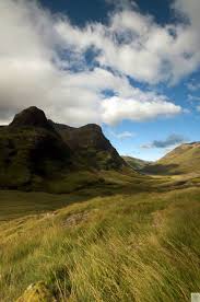 Wandern sie durch die sanften hügel und das sattgrüne ackerland der lowlands oder fahren sie durch die tiefen täler zwischen den bergen der highlands. Glen Coe The Valley Of Tears The Highlands Schottland Reisen