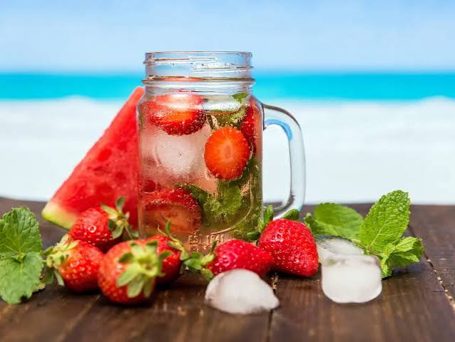 Minuman Segar Es Kristal Dingin Dengan Potongan Buah Lagi Tren