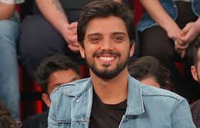 He is the son of capoeirista beto simas and brother of the actors bruno gissoni and felipe simas. Rodrigo Simas Idade Altura E Peso Biografia