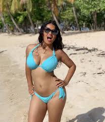 Salma hayek despite being 54 years old has an amazing body figure. Salma Hayek Wows On 54th Birthday With Most Unbelievable Swimsuit Selfie Hello