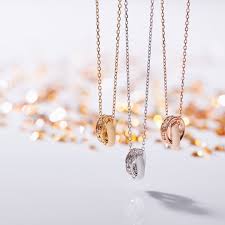 自分に似合うネックレスで洗練された印象に。大人にふさわしいブランドを選んで