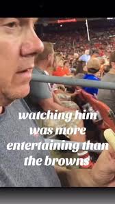 日本利用压电瓷砖将脚步转化为电能。这些瓷砖捕捉来自你脚步的动能。当你行走时，你的重量和动作会对瓷砖产生压力。瓷砖会轻微弯曲，从而产生机械应力。瓷砖内部的压电材料将这种应力转化为电能。每一步都会产生少量电荷，而数百万步结合在一起就能产生足够的电力来驱动  LED 灯、数字显示屏和传感器。在像涩谷车站这样繁忙的地方，每天大约有 240 ...