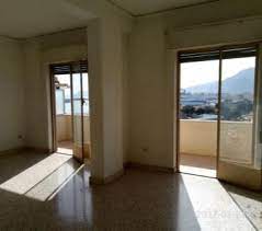 L´immobile è posto al secondo piano di uno stabile senza ascensore; Appartamenti Affitto Da Privati Palermo Liberta Casadaprivato It