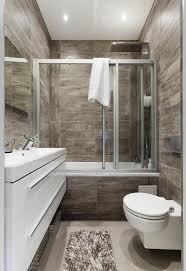 Kleines Bad Gestaltungsidee Fliesen Holzoptik Badewanne Schiebeturen Kleines Badezimmer Umgestalten Badezimmer Klein Modernes Badezimmerdesign