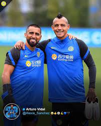 The website contains a statistic about the performance data of the player. 433 Arturo Vidal Alexis Sanchez Facebook
