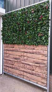 de perfecte afscherming van je tuin of terras met deze kunsthaag in combinatie met een balkondoek met houten planken print tuin kleine terrastuinen tuin cafe