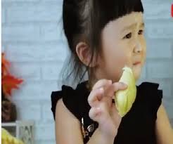 Tumis bawang putih,cili padi,cili merah masukkn ikan bilis,sedikit garam dan perasa. Bilang Yummy Tapi Mukanya Masam Intip Gemasnya Baby Belle Icip Durian Okezone Lifestyle