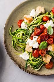 Spaghetti De Courgette Au Pesto Tomates Roties Mozzarella Et Croutons Courgettes Au Pesto Recette De Plat Recettes De Cuisine