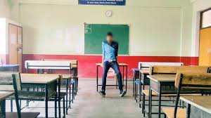 Un adolescente universitario si masturba in classe