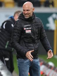 Ihm gegenüber moritz leitner, ein gewiefter offensivzweikämpfer, der den schmächtigen körper mitunter wunderbar zwischen ball und gegner bringt, aber eben auch ein spieler, dessen defensivverhalten bei standardsituationen nicht selten jenem entspricht, das ich aus gut dreißigjähriger erfahrung von mir selbst kenne: Alexander Schmidt Fussballtrainer Wikipedia