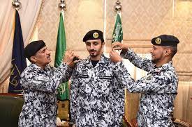 الأمير حمزة بن الحسين من مواليد 29 مارس 1980، وهو الابن الأكبر للعاهل الأردني الراحل، الملك الحسين، من زوجته الرابعة، الملكة نور الحسين، والأخ غير الشقيق لعاهل الأردن الحالي، الملك عبد الله الثاني. Ù…Ø¯ÙŠØ± ÙƒÙ„ÙŠØ© Ø§Ù„Ù…Ù„Ùƒ ÙÙ‡Ø¯ Ø§Ù„Ø£Ù…Ù†ÙŠØ© ÙŠÙ‚Ù„Ø¯ Ø§Ù„Ø´Ù‡Ø±ÙŠ Ø±ØªØ¨Ø© Ù†Ù‚ÙŠØ¨