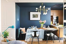 00470671 Comedor Con Pared Azul Oscuro Junto A Salon Y Cocina Abierta 00470671 Cocinasideas Decoracion De Interiores Decoracion De Unas Pared Azul