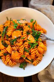 5 minuten köcheln lassen, dann die sahne einrühren und mit salz, pfeffer und muskat würzen. Pasta Mit Lachs Sahne Sauce Und Spinat 30 Minuten Kochkarussell