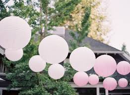 slingers met witte en roze lampionnen leuk om tuin mee te decoreren bij een feest lampion feest tuin tuinfees rozen decoratie bruiloftsborden tuinfeest