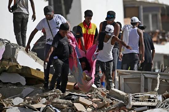 En imágenes: La Guaira fue la ciudad más golpeada por los terremotos en  Venezuela. Edificaciones colapsadas, vías cubiertas de escombros y  rescatistas buscando sobrevivientes hacen parte del panorama que dejó la  emergencia.