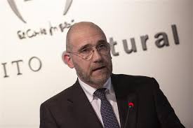 À segunda tentativa, venceu confortavelmente as eleições directas contra paulo rangel em março de 2010. Passos Fecha Se Em Copas
