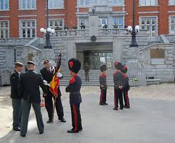 Als kind van een franstalige moeder en een nederlandstalige vader spreekt hij naast zijn moedertaal frans ook nederlands. Belgian Armed Forces Wikiwand