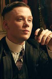 Joe cole is an english actor, born in kingston upon thames, london. Peaky Blinders John Shelby Bbc Two Joe Cole Peaky Blinders Cabelo Masculino