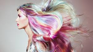 Die kreide für die haare verspricht schnelle, bunte strähnen, die sich leicht auswaschen lassen und keine bleibenden verfärbungen hinterlassen. Haarkreide So Funktioniert S Die Besten Styles Stern De
