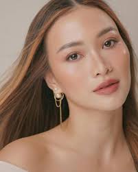 9 Inspirasi Makeup ala Sara Robert, Cocok untuk Kulit Sawo!