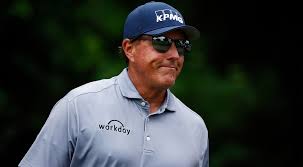 Is the former chair of the american junior golf association. Pga Champ Phil Mickelson Misses Cut By 1 At Colonial