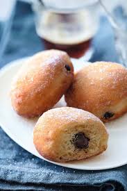 Une Petite Faim Ces Mini Beignets Sont Terriblement Tentants Avec Leur Silhouette Bombee Parsemee De Sucre Et Leur Cœur Fon
