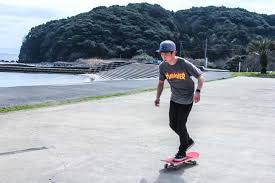 アンケートの結果、転倒対策に次いで動きやすいこと、おしゃれなことと答えた人が多くいました。 スケボーは転ぶことがあるので、その際に怪我をしないように防ぐことがなによりも重要なポイントのようです。 対策として長袖長ズボンで肌の露出を少なくすることが多く挙げられました。 肘や膝を守ることが大事なようですね。また、アクセサリーの形や靴のひもなどにも気を配っている様子がうかがえました。 楽で動きやすい服を心がけているという声も多くありました。 特に下半身の動きを妨げないようなデザインのパンツを選んでいるようです。 それに加えて、やはりオシャレなことも大事なポイントのようですね。 30 40ä»£ã®ã‚¹ã‚±ãƒœãƒ¼ã‚¹ã‚±ãƒ¼ã‚¿ãƒ¼ãƒ•ã‚¡ãƒƒã‚·ãƒ§ãƒ³ãƒ¡ãƒ³ã‚ºã‚³ãƒ¼ãƒ‡ã‚£ãƒãƒ¼ãƒˆ3é¸ã¨é¸ã³æ–¹