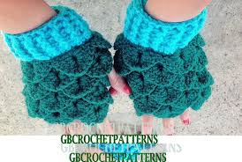 The pattern includes a thumb hole, and a delicate tie to snug them around your wrists. Simple And Easy Women And Teens Fingerless Gloves Texting Wrist Warmers Hand Warmer Crochet Pattern