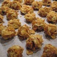 3 uova 200 gr di zucchero 300 gr di farina 00 50 gr di mandorle 100 gr di gocce di cioccolato una bustina di lievito per dolci pane degli angeli q.b. Biscotti Con Corn Flakes E Gocce Di Cioccolato Bimby Ricette Di Cucina Gustosa Ricerca
