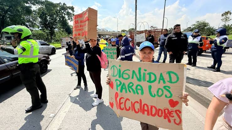 Durante 7 horas protestó un sector de recicladores para pedir mesa  nacional: esta es la tercera jornada de marchas que realizan en esta semana