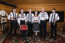 Sus pe muntele ciumârna şi să iubeşti o suceveancă, povesteşte angelica flutur.album angelica flutur si orchestra lautarii de la chisinau. Angelica Flutur Sotul