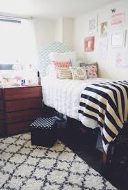 It's common color themes are pink, white, yellow, and navy or blue. 25 Preppy Dorm Rooms To Copy Society19