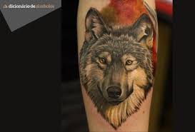 Tatuagem De Lobo Significados E Locais Do Corpo Para Tatuar Dicionario De Simbolos A tatuagem na coxa masculina e um estilo que esta cada vez mais popular entre muitos rapazes. tatuagem de lobo significados e locais
