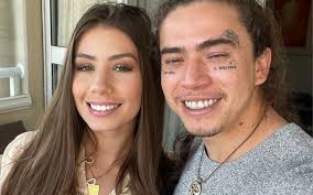 O humorista whindersson nunes assumiu seu novo relacionamento, com a universitária maria lina deggan, com uma série de posts em sua conta no twitter, além de uma foto do casal no parque estadual do jalapão (tocantins), para onde fazem uma viagem romântica. Drtzn2kbdfdrqm