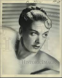 1957 Press Photo Sondra & Jon Steele open at the Swan Room in Hotel  Monteleone.