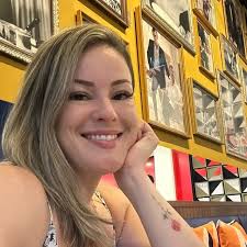 Em MG, pra tirar 4700, eu tenho que trabalhar com 32 turmas de 40 alunos. É  melhor que um salário de chão de fábrica? Sim, mas e muito pior que os de