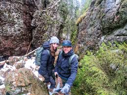 Skurugata är ett av länets mest dramatiska naturreservat. Vi Besoker Naturfenomenet Skurugata Och Skuruhatt Team Lost Ett Av Sveriges Storsta Aventyrsteam
